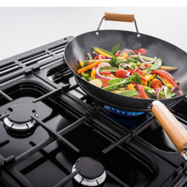 Rangemaster CLDL100DFPGBL/AB1 Classic 100cm Duel Fuel Range Cooker : Deluxe Gloss Black / Antique Brass .